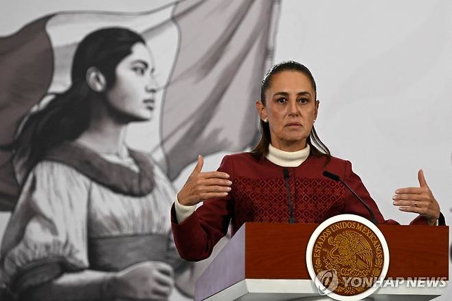 12일(현지시간) 정례 기자회견하는 클라우디아 셰인바움 멕시코 대통령 [멕시코시티 AFP=연합뉴스. 재판매 및 DB 금지]