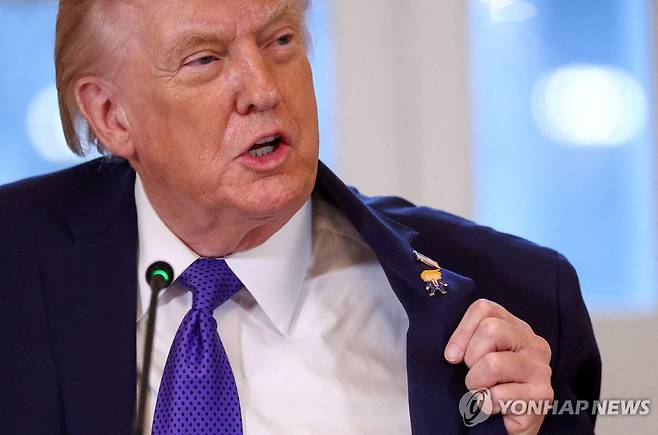 '행복한 트럼프'('Happy Trump') 핀 내보이는 도널드 트럼프 미 대통령 [워싱턴 로이터=연합뉴스. 재판매 및 DB 금지]