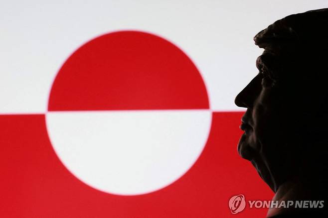그린란드 기를 배경으로 트럼프 미국 대통령 사진을 합성한 모습 [로이터 연합뉴스. 재판매 및 DB 금지]