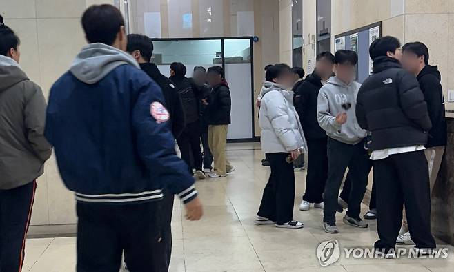 목동 소재 종합학원 건물에서 얘기 나누는 학생들 (서울=연합뉴스) 이진주 인턴기자 = 지난 6일 양천구 목동 종합학원. 2026.1.13