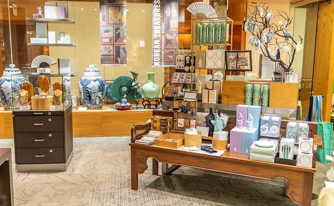 미국 스미스소니언 국립아시아박물관의 뮷즈 판매 모습  [국립박물관문화재단 제공. 재판매 및 DB 금지]