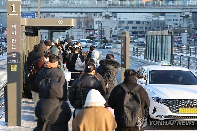 '서울 시내버스 파업' 택시 이용하는 시민들 (서울=연합뉴스) 류영석 기자 = 서울 시내버스 노동조합이 무기한 전면파업에 돌입한 13일 서울역 버스환승센터에서 시민들이 택시를 이용하고 있다. 2026.1.13 ondol@yna.co.kr