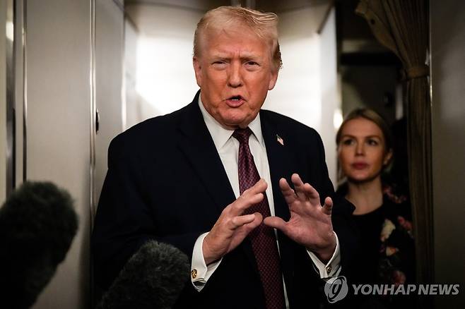워싱턴DC로 이동하며 기자들과 이야기하는 트럼프 대통령 (AP=연합뉴스) 11일(현지시간) 도널드 트럼프 대통령이 플로리다 팜비치에서 출발해 백악관으로 돌아오는 전용기 에어포스원에서 기자들과 이야기하고 있다. 2026.1.11