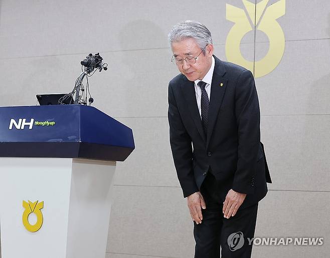 고개숙이는 강호동 농협중앙회장 (서울=연합뉴스) 김주형 기자 = 강호동 농협중앙회장이 13일 서울 중구 농협중앙회에서 농림축산식품부가 지난 8일 발표한 농협중앙회에 대한 특별감사 중간 결과와 관련해 대국민 사과문을 발표를 마친 뒤 고개를 숙이고 있다. 2026.1.13 kjhpress@yna.co.kr