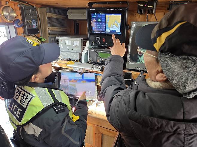 조타실 내 전력 기기 살펴보는 이윤지 남항파출소 순경 [촬영 박성제]