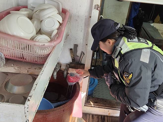 빨간 고무대야에 물과 함께 담겨 있는 수조 히터 [촬영 박성제]