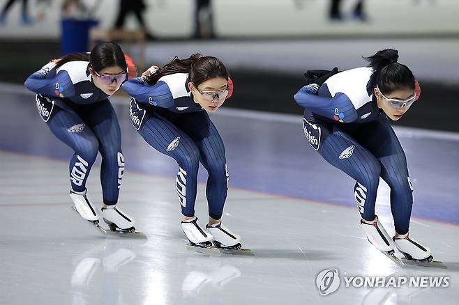 훈련하는 스피드스케이팅 대표팀 (서울=연합뉴스) 서대연 기자 = 밀라노 코르티나담페초 동계올림픽 개막을 한 달여 앞둔 8일 스피드스케이팅 선수들이 서울 노원구 태릉국제스케이트장에서 훈련하고 있다. 
    오른쪽부터 이나현, 김민선, 정희단. 2026.1.8 dwise@yna.co.kr