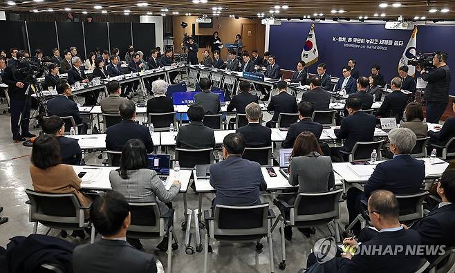 문체부 소속·공공기관 업무보고 (서울=연합뉴스) 최휘영 문화체육관광부 장관이 13일 서울 중구 CKL기업지원센터에서 열린 문체부 소속·공공기관 업무보고에서 발언하고 있다. 2026.1.13 [문화체육관광부 제공. 재판매 및 DB 금지] photo@yna.co.kr