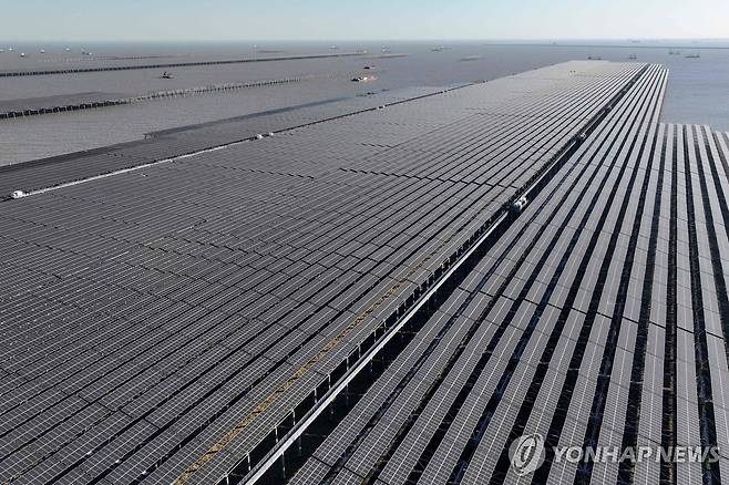 중국 동부 장쑤성 롄윈강의 태양광 시설 [AFP 연합뉴스 자료사진]