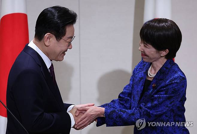 악수하는 한일정상 (나라=연합뉴스) 김도훈 기자 = 이재명 대통령과 다카이치 사나에 일본 총리가 13일 일본 나라현 정상회담장에서 공동언론발표 후 악수하고 있다. 2026.1.13 superdoo82@yna.co.kr