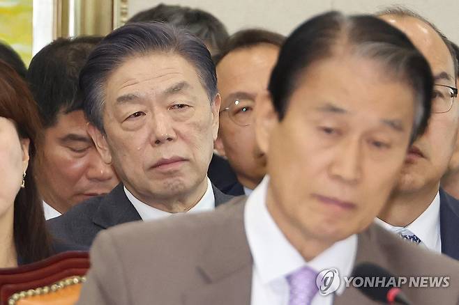 권오을 보훈장관과 김형석 독립기념관장 (서울=연합뉴스) 김주성 기자 = 권오을 국가보훈부 장관과 김형석 독립기념관장(뒤)이 28일 서울 여의도 국회에서 열린 정무위원회의 보훈부 등에 대한 종합감사에서 위원 질의를 듣고 있다. 2025.10.28 utzza@yna.co.kr