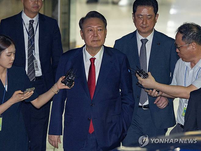 구속심사 마친 윤석열 전 대통령 (서울=연합뉴스) 12·3 비상계엄과 관련해 특검의 수사를 받는 윤석열 전 대통령이 9일 서울 서초구 서울중앙지법에서 열린 구속 전 피의자 심문(영장실질심사)이 끝난 뒤 법원을 떠나고 있다. 2025.7.9 [사진공동취재단] photo@yna.co.kr