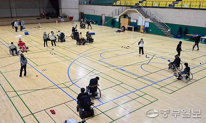 보치아 국가대표 선수들이 금메달을 받은 경우 기초수급자격이 즉시 박탈되는 등 부조리가 우려되는 가운데 13일 오후 안산시 안산와동체육관에서 보치아 선수들이 훈련을 하고 있다. 임채운기자
