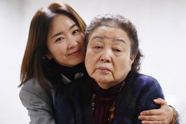 ‘친정엄마와 2박3일’의 윤유선(왼쪽)·강부자 배우./연합뉴스