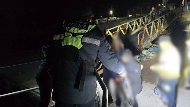 해양경찰관들이 중독 증상을 보인 주민 6명을 연안구조정으로 이송하고 있다. /군산해양경찰서