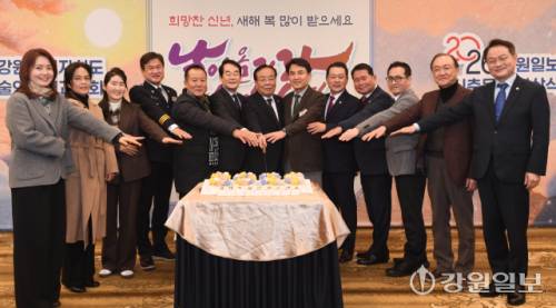 2026 강원자치도 문화예술인신년교례회 및 강원일보 신춘문예 시상식이 14일 춘천 베어스호텔에서 열려 김진태 도지사, 김시성 도의장, 신경호 교육감, 허영 국회의원, 박진오 강원일보사장, 이재한 강원예총회장, 최찬호 강원민예총이사장, 최현석 강원경찰청장 등 내빈과 수상자들이 축하 떡을 자르고 있다. 박승선기자