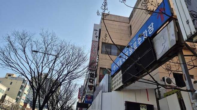 14일 울산 남구의 한 빈 상가 외벽에 노후된 돌출 간판들이 빼곡히 늘어서 있었다.