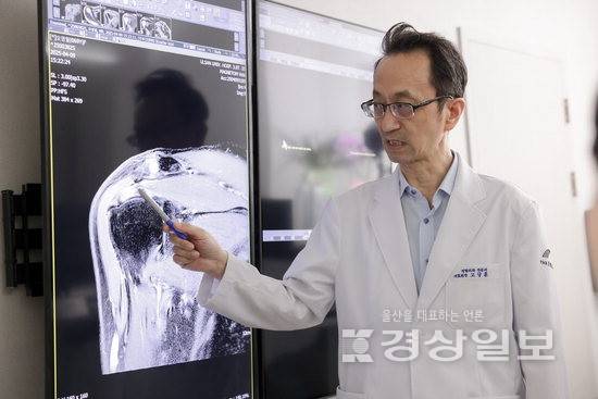 ▲ 더프라우병원 정형외과 전문의 고상훈 의료원장이 어깨통증을 호소하는 환자의 MRI 상의 상태를 설명하고 있다.