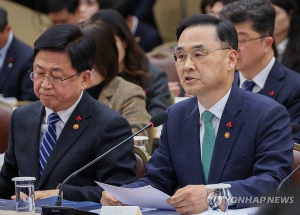 차정인 국가교육위원장이 지난달 12일 세종시 정부세종컨벤션센터에서 이재명 대통령에게 업무보고를 하고 있다. /연합뉴스