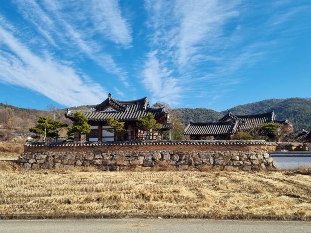 맑은 하늘 아래서 본 진평재