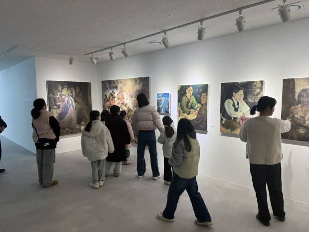 '제3회 칠곡 트랜스미디어 축제-이쾌대 미디어아트展: 빛으로 다시 태어나다' 전시를 방문한 관람객들이 작품을 감상하고 있다. 사진=칠곡군 제공
