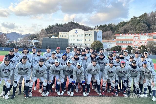 마산용마고등학교 야구팀 선수들이 NC 다이노스에게 선물 받은 후드티셔츠를 입고 파이팅을 외치고 있다./NC다이노스/