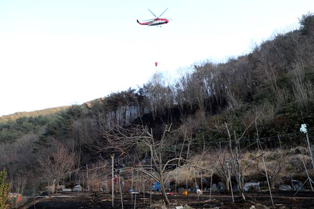 산불 진화 헬기가 물을 퍼나르고 있다./하동군/