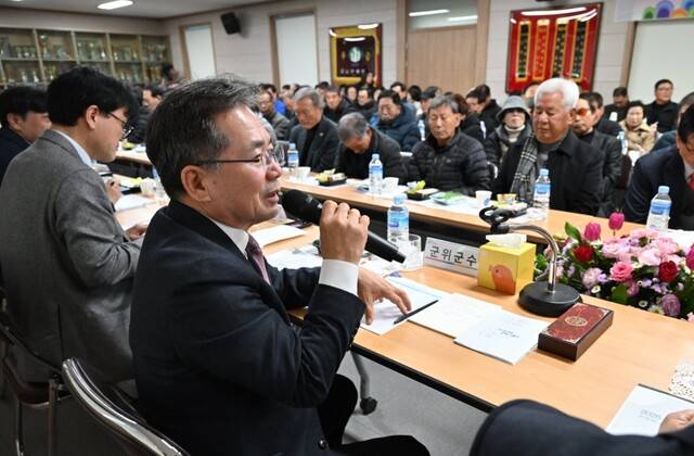 주민과의 공감 대화의 장에서 김진열 군수가 주민들의 질문에 답하고 있다. 군위군 제공