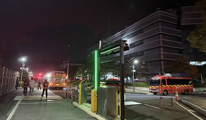 지난해 9월 26일 오후 8시 20분께&nbsp;대전&nbsp;유성구 화암동 국가정보자원관리원에서 리튬배터리&nbsp;화재가 발생, 소방당국이 진화작업을 벌이고 있다. / 사진 = 연합뉴스