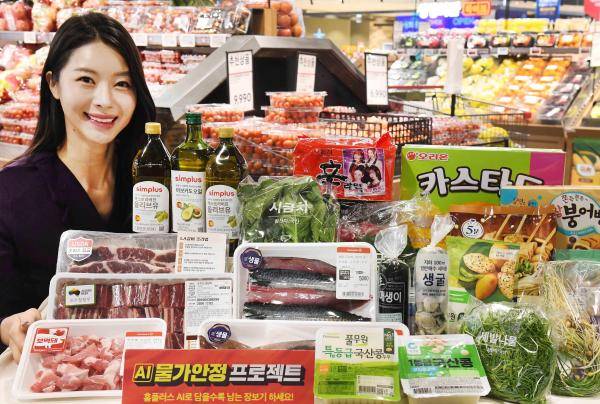 모델이 지난 14일 서울 등촌동 ‘홈플러스 메가 푸드 마켓 라이브’ 강서점에서 2026년 ‘AI 물가안정 프로젝트’를 소개하고 있다 사진홈플러스
