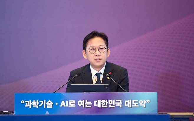 배경훈 부총리 겸 과학기술정보통신부 장관이 14일 서울 중구 서울중앙우체국에서 열린 '우주항공청, 과학기술원, 정보통신기술분야 업무보고'에서 발언하고 있다.