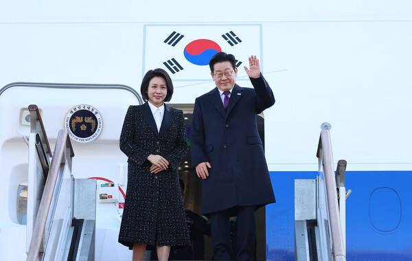 한일 정상회담을 위해 일본 나라현을 방문하는&nbsp;이재명&nbsp;대통령과 김혜경 여사가 13일 성남 서울공항 공군 1호기에서 환송객에게 인사하고 있다. 2026.1.13. 연합뉴스