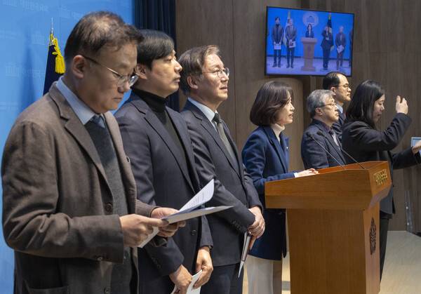검찰개혁 방향을 두고 정부와 여당을 비롯한 정치권의 의견이 엇갈리고 있는 14일 국회 소통관에서 조국혁신당 박은정 의원의 주선으로 검찰개혁 추진단 자문위원으로 참석했던 6명의 법조인과 교수들이 사퇴 기자회견을 하고 있다. 2026.1.14. 연합뉴스