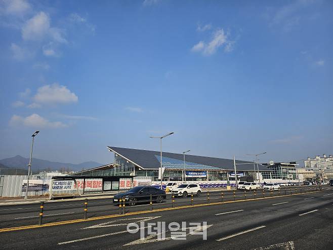 오는 18일 개장을 준비하고 있는 대전 유성복합터미널 모습. 당초 45층 계획이던 복합사업은 사업성을 문제로 2층짜리 단독 터미널 건물로 규모가 축소됐다. (사진=김형환 기자)
