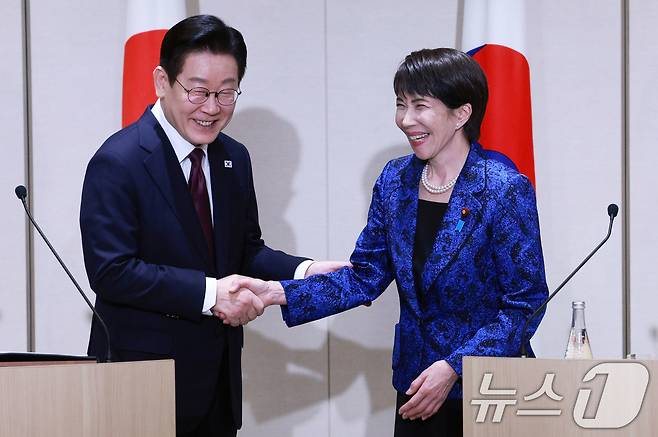 이재명 대통령과 다카이치 사나에 일본 총리가 13일 일본 나라현 회담장에서 공동언론발표를 마친 뒤 악수하고 있다. 2026.1.13/뉴스1 ⓒ News1 이재명 기자
