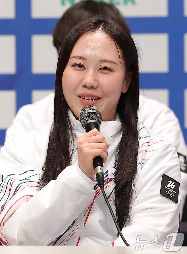 스피드스케이팅 박지우가 7일 충북 진천선수촌 챔피언하우스에서 열린 2026 밀라노코르티나동계올림픽대회 D-30 미디어데이에서 취재진의 질문에 답하고 있다. 2026.1.7/뉴스1 ⓒ News1 김성진 기자