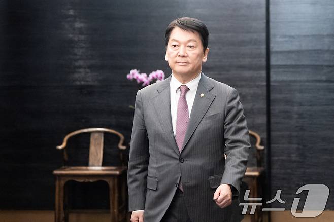 안철수 국민의힘 의원이 지난해 11월 19일 서울 여의도의 한 식당으로 중진 오찬을 위해 발걸음을 옮기고 있다. 2025.11.19/뉴스1 ⓒ News1 이승배 기자