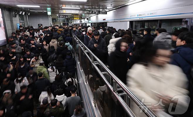 서울 시내버스 총파업 이틀 째인 14일 서울 중구 충무로역이 출근길 시민들로 붐비고 있다. 서울시와 버스 업계에 따르면 서울지방노동위원회는 이날 오후 3시 전국자동차노동조합연맹 서울시버스노동조합(버스노조)과 사측인 서울시버스운송사업조합(서울시버스조합) 대표자가 참석하는 '제2차 사후 조정회의'를 연다. 2026.1.14/뉴스1 ⓒ News1 김성진 기자