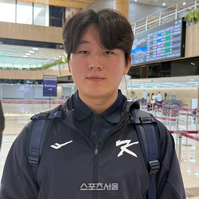 김택연이 출국 전 인터뷰에 임하고 있다. 김포공항 | 박연준 기자 duswns0628@sportsseoul.com