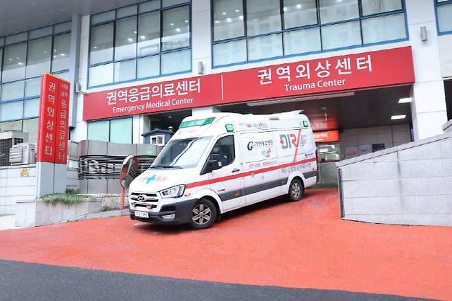 외상외과 의료진을 태우고 현장으로 출동 중인 인천시 닥터카.