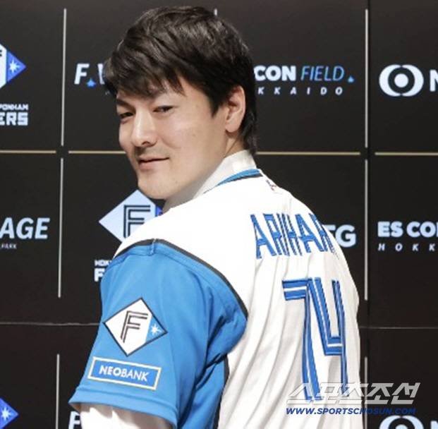 아리하라가 13일 등번호 74번 유니폼을 입고 니혼햄 입단 기자회견에 참석했다. 사진캡처=스포츠호치 SNS