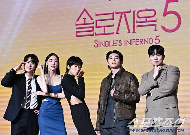 14일 서울 마포 나루서울호텔에서 넷플릭스 '솔로지옥5' 제작발표회가 열렸다. 포즈를 취하고 있는 규현, 이다희, 홍진경, 덱스, 한해. 마포=송정헌 기자songs@sportschosun.com/2026.01.14/