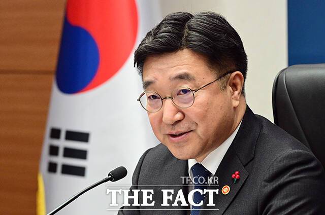 윤호중 행정안전부 장관이 14일 오전 서울 종로구 정부서울청사에서 열린 대한지방행정공제회 등 행안부 소속 청 및 산하기관에 대한 업무보고에 참석해 모두발언을 하고 있다. /임영무 기자