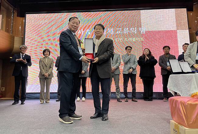 여행사·지자체 관광 교류의 밤에서 김준년 영주문화관광재단 대표이사(오른쪽)가 대한민국 관광발전 공헌 감사패를 받고 있다. /영주시