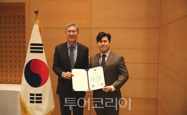 지난&nbsp;12일 주중국 대한민국 대사관에서 북경지역 비자신청센터 정회윤 총괄 매니저(오른쪽)가 노재헌 주중국대사로부터 법무부 장관 표창을 전수받고 기념촬영을 했다./사진-하나투어