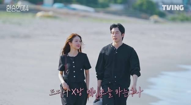 ‘환승연애4’ 20화에서는 입주자들이 최종 선택을 앞두고 마지막 X 데이트를 통해 자신의 마음을 되돌아본다. 오랫동안 기다려온 X와의 시간 속에서 다시 설렘을 되찾거나 마음의 방향을 분명히 하는 가운데, 특히 성백현은 박현지에 대한 무의식적 마음이 최윤녕에게 읽히며 혼란에 빠진다. X들과의 편안하고 애틋한 분위기 속에서 청춘 남녀들의 관계는 예측할 수 없는 방향으로 흘러가며, 이들의 최종 선택에 대한 기대감이 고조되고 있다. ​​​​​​​​​​​​​​​​‘환승연애4’ 최종 X 데이트 (사진=티빙)
