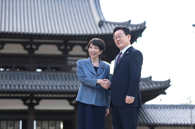 이재명 대통령과 다카이치 사나에 일본 총리가 14일 일본 나라현 호류지를 방문해 기념촬영을 하고 있다./뉴스1