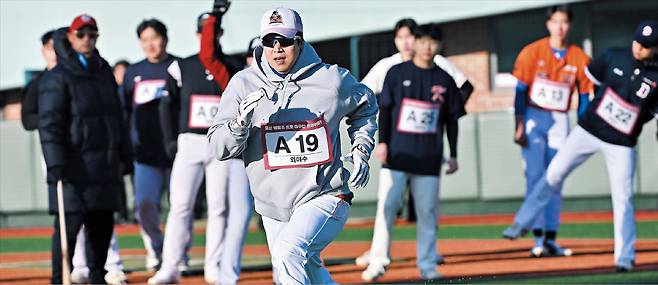 OSEN프로야구 1군 무대에서 방출된 김동엽이 13일 울산 문수야구장에서 열린 울산 웨일즈 트라이아웃에서 힘차게 그라운드를 달리고 있다. 이날 트라이아웃엔 고교·대학 졸업생과 전직 프로 선수 등 230명이 참가했다.