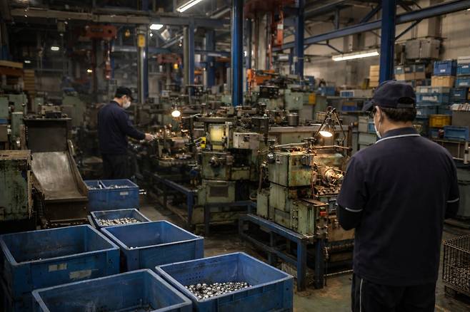 국내 제조 중소기업은 중국의 저가 공세, 인력 고령화 등으로 어려움을 겪고 있다. /일러스트=챗GPT 달리