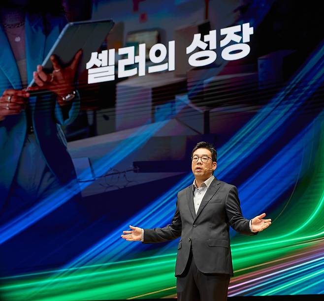 제임스 장(장승환) 지마켓 대표가 지난해 10월 21일 서울 강남구 코엑스에서 열린 지마켓 미디어데이에서 셀러 지원을 위한 성장 전략 발표를 진행하고 있다. /지마켓 제공